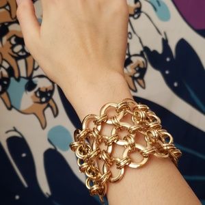 Gold circle locked metal bracelet